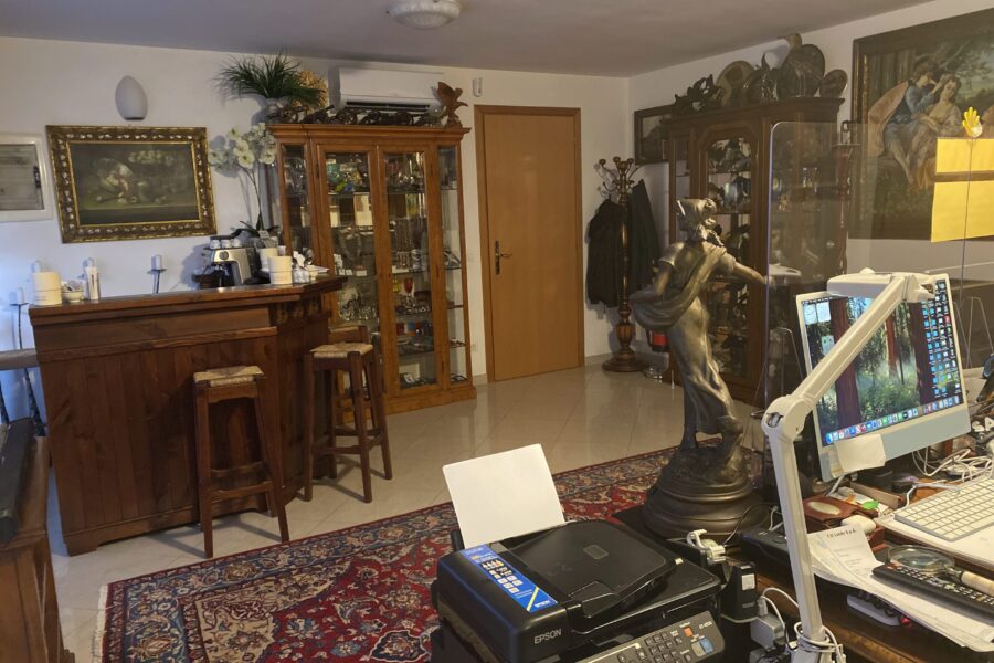 gallery-item